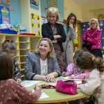 La consejera Isabel Blanco visita el colegio Obispo Nieto de Zamora que forma parte del programa "Conciliamos en Semana Santa"
