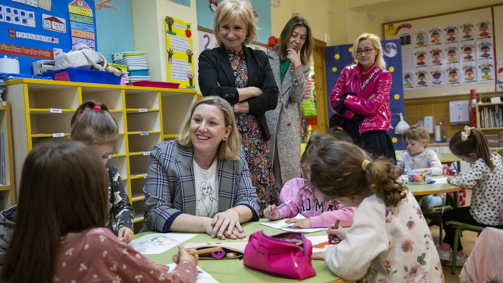 La consejera Isabel Blanco visita el colegio Obispo Nieto de Zamora que forma parte del programa "Conciliamos en Semana Santa"