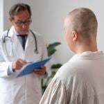 Esta cirugía logra eliminar el cáncer sin necesidad de quimioterapia en 44 hombres con tumor testicular