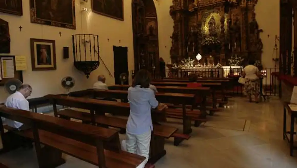 Fieles rezando en el templo