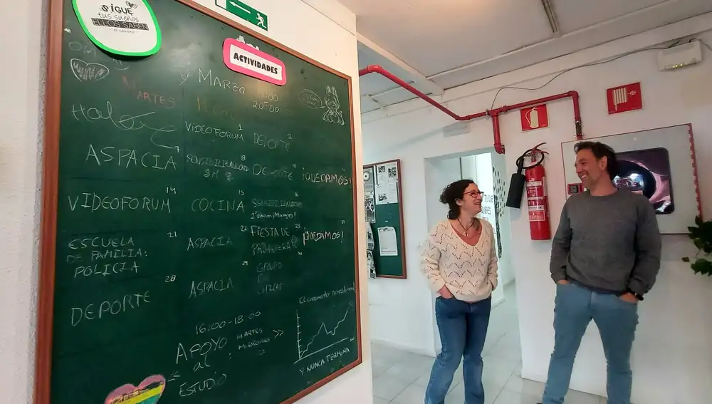 El coordinador del centro de ASPA en Hortaleza, Jorge Marinas, ríe junto a una de las técnicas que trabajan con "entre 80 y 90 chicos y chicas que pasan al mes por aquí entre 12 y 22 años".