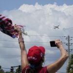 Una simpatizante de Donald Trump despide a su avión en el aeropuerto de Palm Beach (Florida)