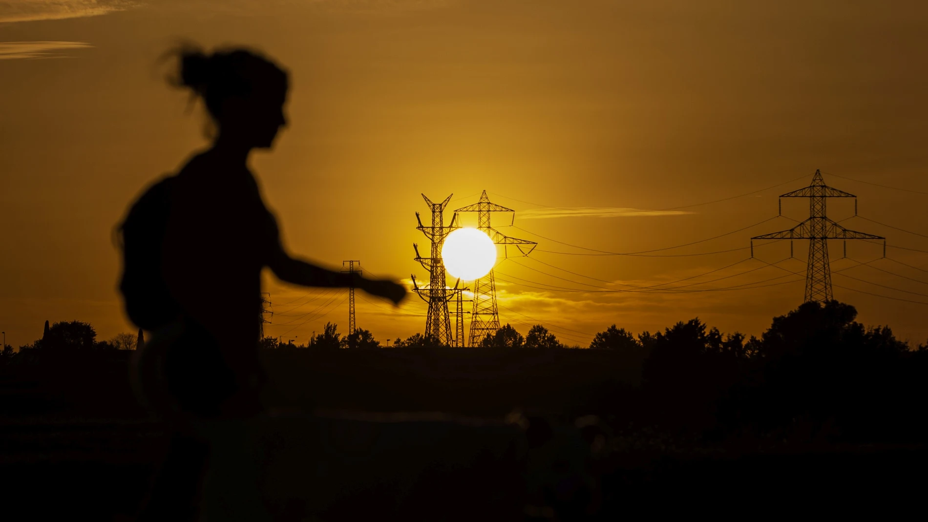 Torres de alta tensión y tendido eléctrico.