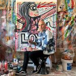 El artista Manuel Caravaca, trabajando, en su estudio