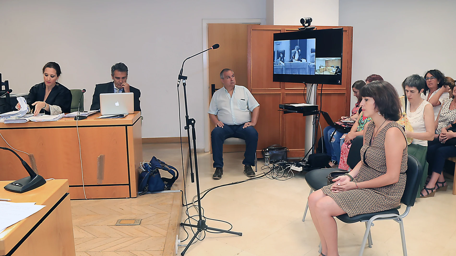 Amplían denuncia contra el juez que condenó a Juana Rivas por sus publicaciones en redes sociales