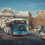 Un autobús de la EMT a su paso por la Puerta de Alcalá