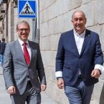 El consejero Mariano Veganzones y el presidente de la Diputación de Segovia, Miguel Ángel de Vicente, antes de firmar el acuerdo
