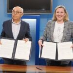 La consejera Isabel Blanco y Juan Pérez, del Cermi, tras firmar el acuerdo