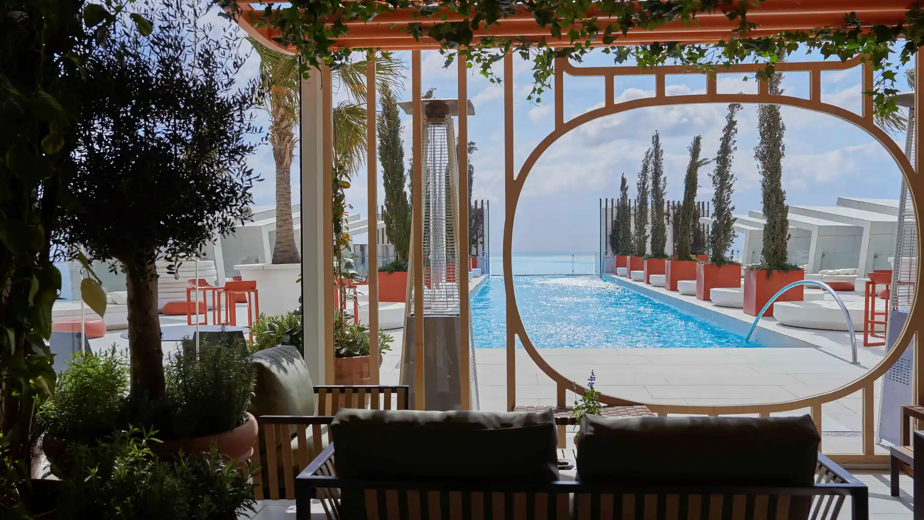 Nuevo espacio Infinity Pool - Leiro Experience, hotel Higuerón Hotel Curio Collection by Hilton 5 estrellas