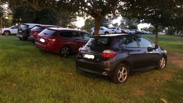 Coches mal aparcados en Sevilla