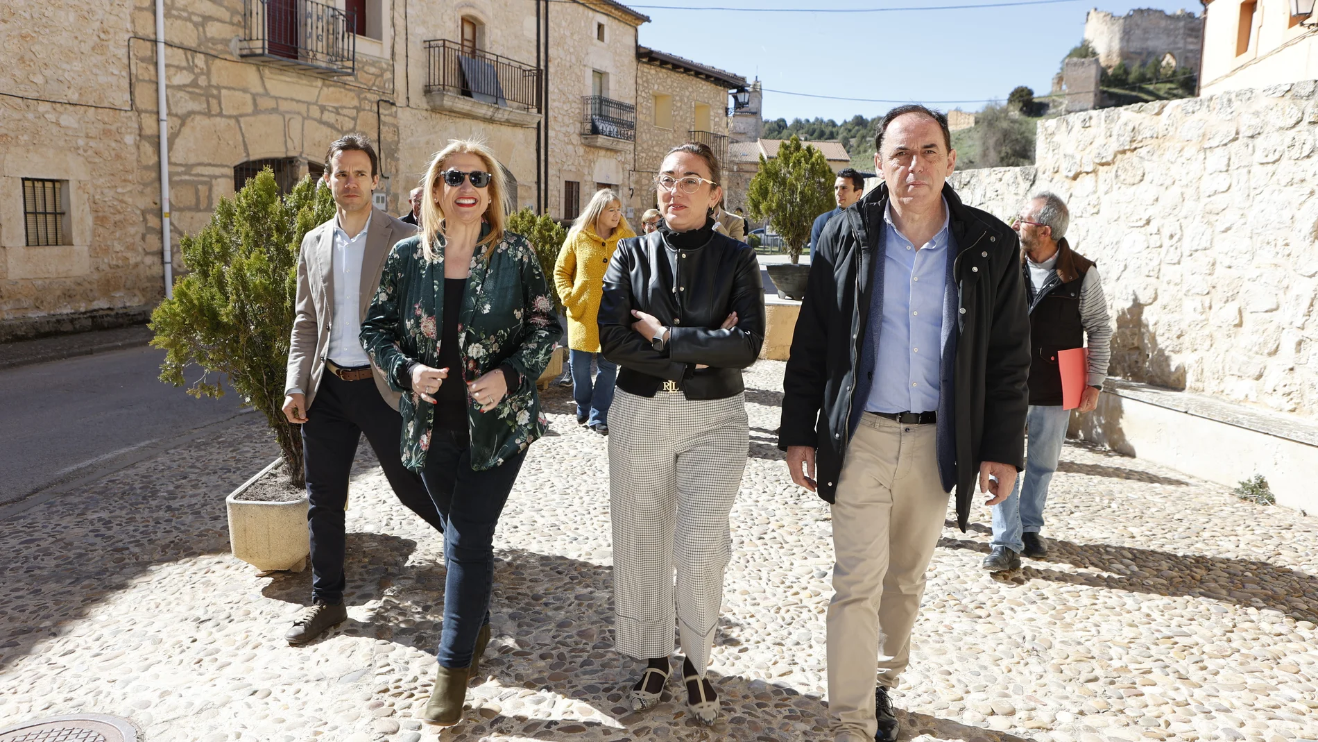 La consejera de Movilidad y Transformación Digital, María González Corral, presenta el proyecto Territorio Rural Inteligente en la provincia de Soria en Castillejo de Robledo, junto a Yolanda de Gregorio y Benito Serrano
