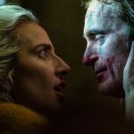Lady Gaga y Joaquin Phoenix en una escena de la película Joker 2