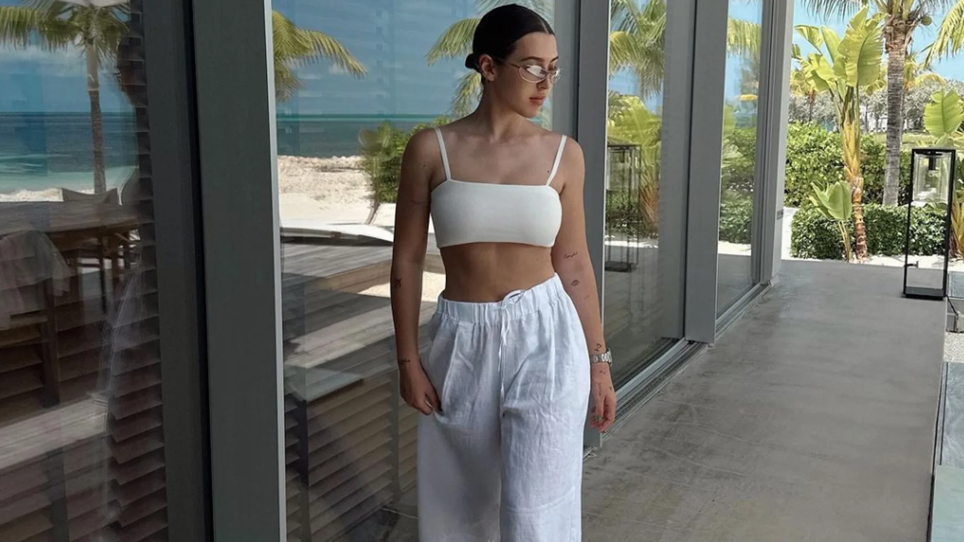 Alba Díaz en Bahamas con el pantalón de lino que querremos lucir este verano