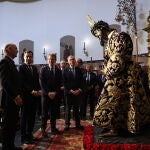  Alberto Núñez Feijóo y Juanma Moreno asisten al Besamanos del Señor del Gran Poder
