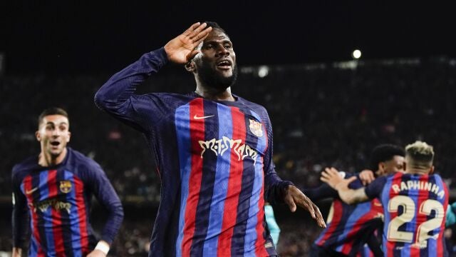 Franck Kessie celebra después de marcar durante el partido entre Barcelona y el Real Madrid en el Camp Nou.