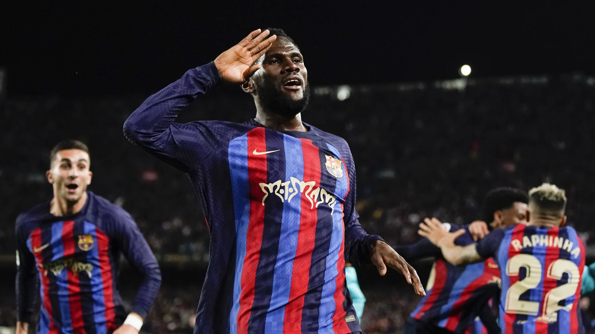 Franck Kessie celebra después de marcar durante el partido entre Barcelona y el Real Madrid en el Camp Nou.