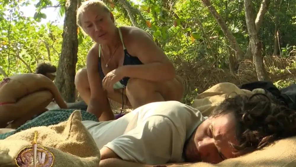 Raquel Mosquera cuidando a Bosco Martínez-Bordiú en 'Supervivientes'