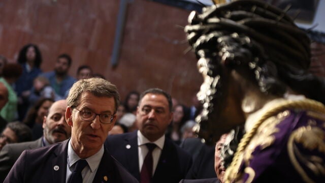  Alberto Núñez Feijóo y Juanma Moreno asisten al Besamanos del Señor del Gran Poder
