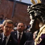  Alberto Núñez Feijóo y Juanma Moreno asisten al Besamanos del Señor del Gran Poder