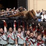 El tercio Duque de Alba II de la Legión, con sede en Ceuta, en un momento del traslado del Cristo de la Buena Muerte y Ánimas, conocido como Cristo de Mena, a su trono procesional en el Jueves Santo a 6 de abril de 2023 en Málaga, Andalucía.