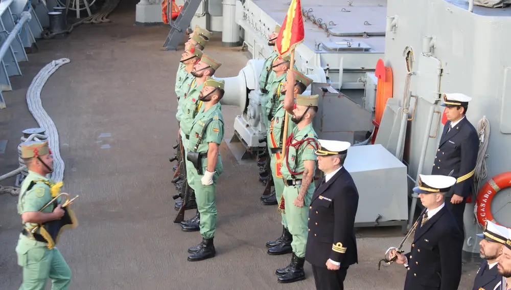 El capitán Sergio Domínguez Sierra, es Jefe de la 1ª compañía de la IV bandera de la Legión (BLEG). Embarcó ayer en Ceuta con sus hombres para pasar la noche a bordo del Contramaestre Casado, el buque de la Armada que los ha llevado a los legionarios hasta Málaga para que puedan realizar su tradicional procesión del Cristo de la Buena Muerte.