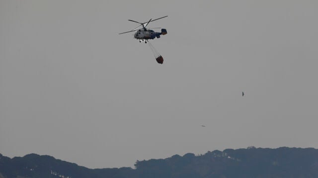 Siete aeronaves combaten el incendio forestal de Tarifa (Cádiz)
