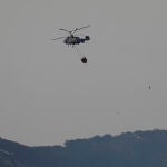 Siete aeronaves combaten el incendio forestal de Tarifa (Cádiz)