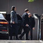 Familiares y políticos visitan a Berlusconi en el hospital San Raffaele de Milán