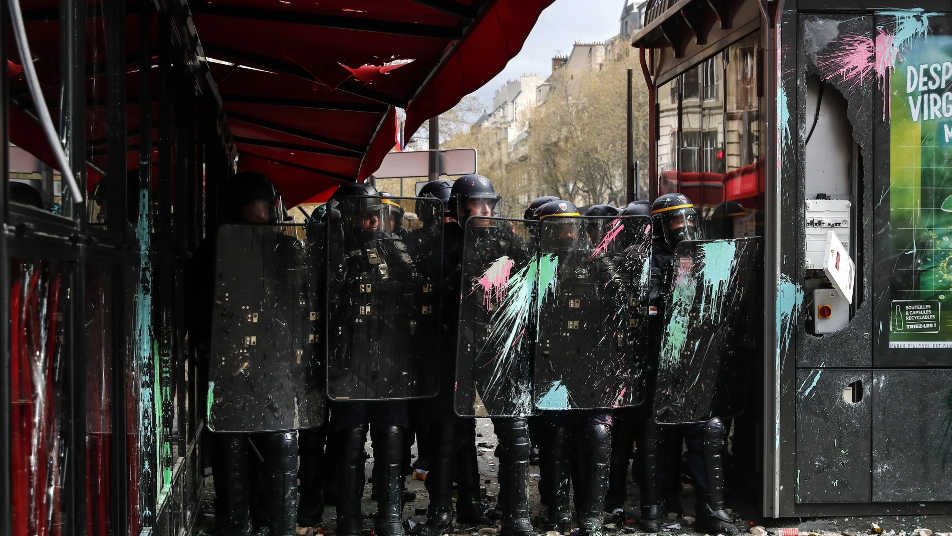 Los manifestantes se cebaron con el restaurante «La Rotonde», donde Macron celebró su victoria electoral en 2017