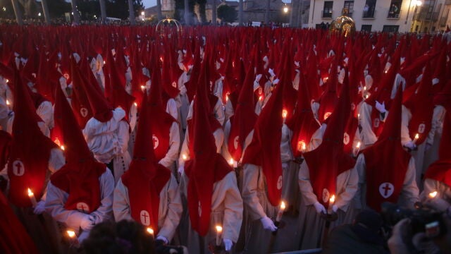 Fervor en Zamora ante la procesión del Santísimo Cristo de las Injurias