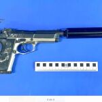 Pistola con silenciador encontrada por la Policía en la plantación