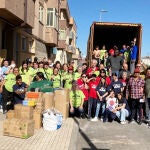 Voluntarios de Puente Ladrillo Salamanca con el material enviado
