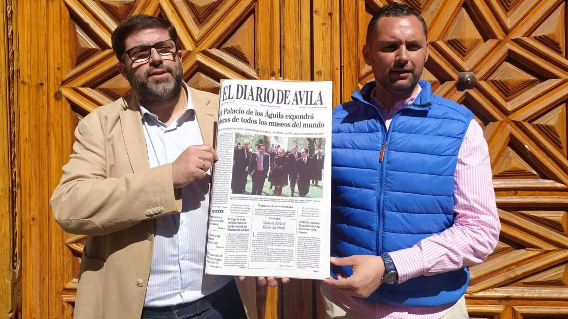 Sánchez-Cabrera y Budiño con un periódico de hace 25 años donde se daba por hecho la noticia sobre Los Águila