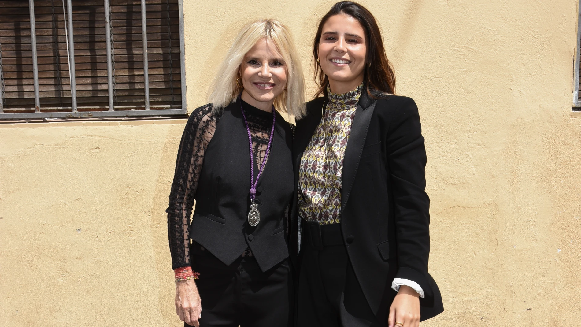 Eugenia Martínez de Irujo y Cayetana Rivera en la Semana Santa de Sevilla.