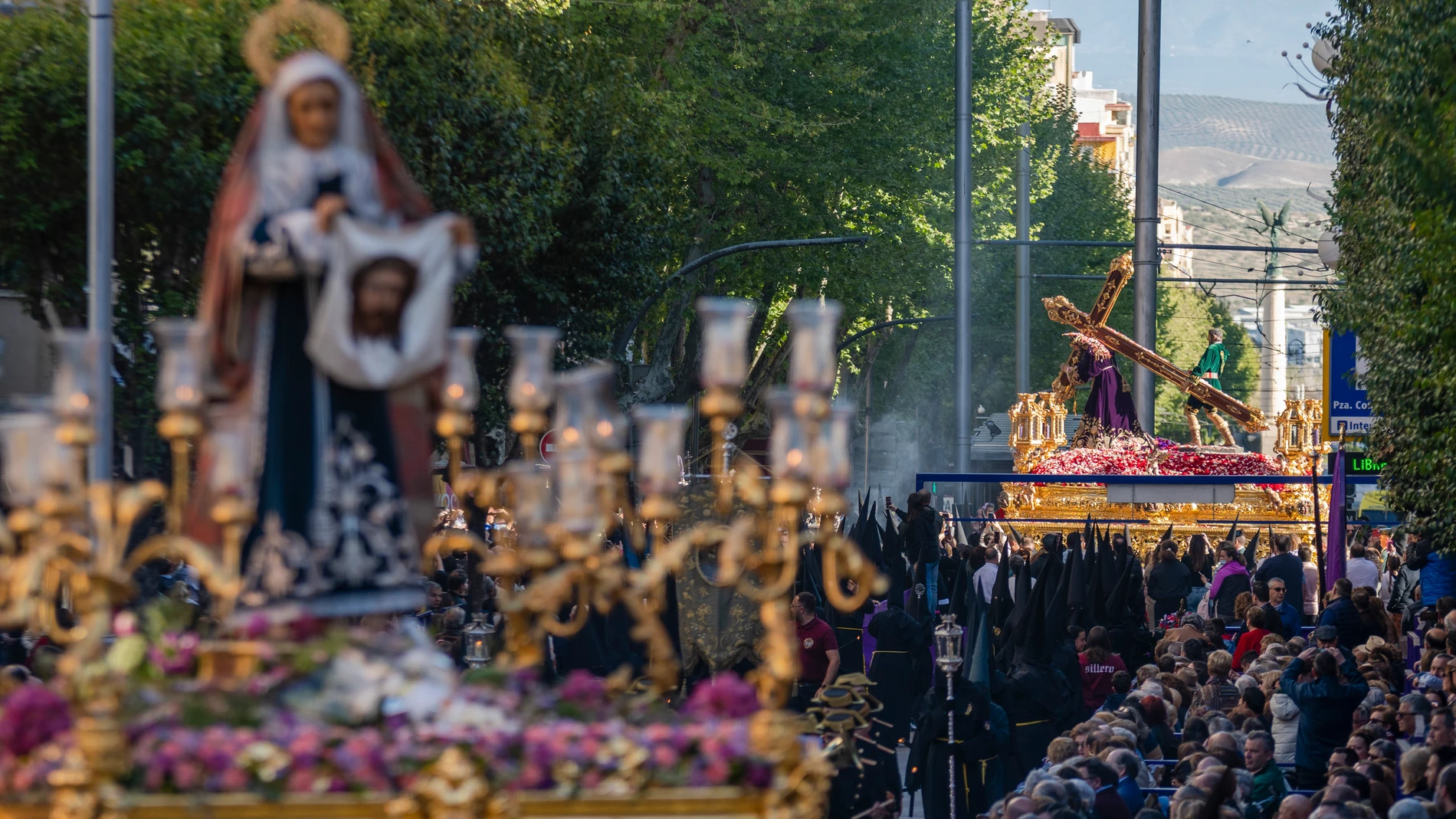 JAÉN (ANDALUCÍA), 07/04/2023.- Nuestro Padre Jesús Nazareno "El Abuelo" entrando a la calle Roldán y Marín y en primer plano "La Verónica", portando el paño con el Santo Rostro durante la procesión de la Real Cofradía de Nuestro Padre Jesús Nazareno y María Santísima de los Dolores. EFE/ Carlos Cid