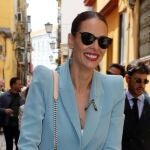 Eva González se deja ver por Triana con el pequeño Cayetano