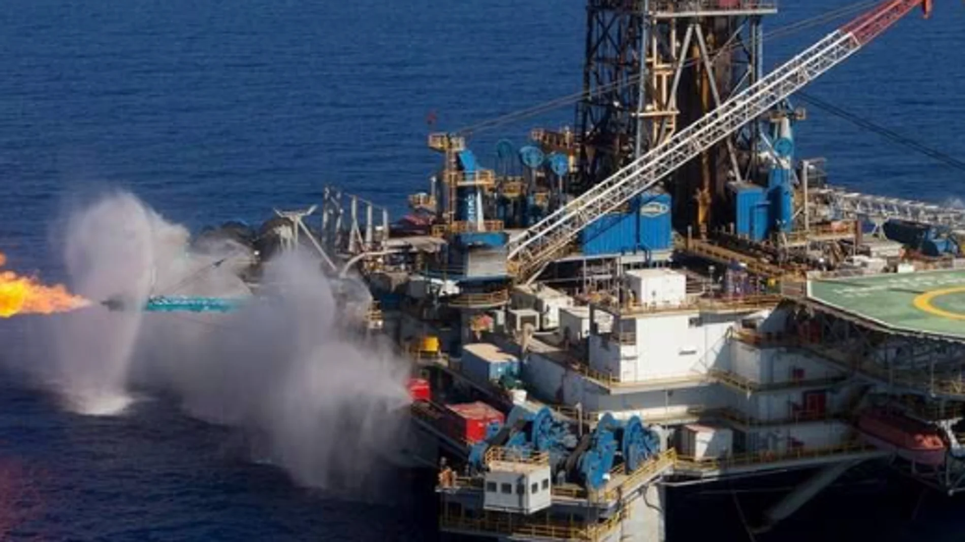 Una plataforma petrolífera quema el gas sobrante