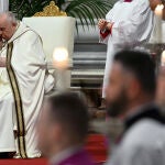 El Papa Francisco, durante la celebración de la Vigilia Pascual en la basílica de San Pedro