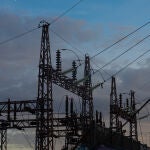 MADRID.-El precio de la luz baja este domingo un 12,8%, hasta los 75,57 euros/MWh