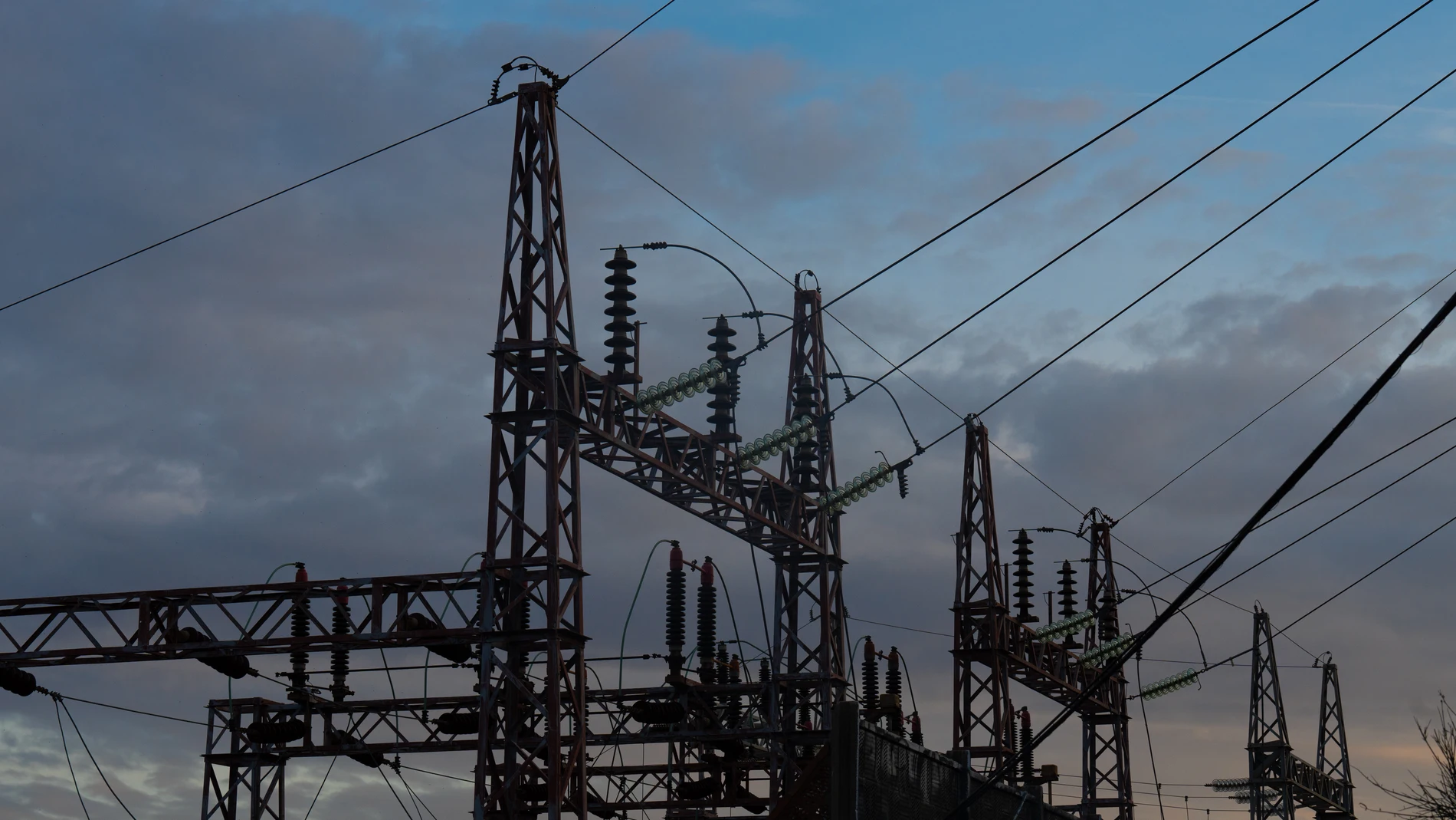 MADRID.-El precio de la luz baja este domingo un 12,8%, hasta los 75,57 euros/MWh