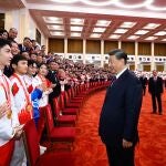 El presidente chino, Xi Jinping, con atletas de los Juegos Paralímpicos de Invierno de Pekín 2022