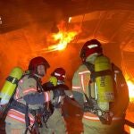 Castellón.- Sucesos.- Un incendio arrasa una fábrica de palets en Almassora y afecta a otras tres empresas