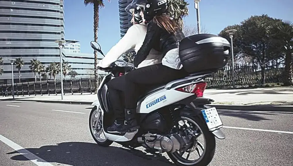 En la imagen, una moto en la ciudad
