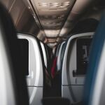 Los aviones comerciales alcanzan una velocidad de crucero de unos 850 o 950 kilómetros por hora