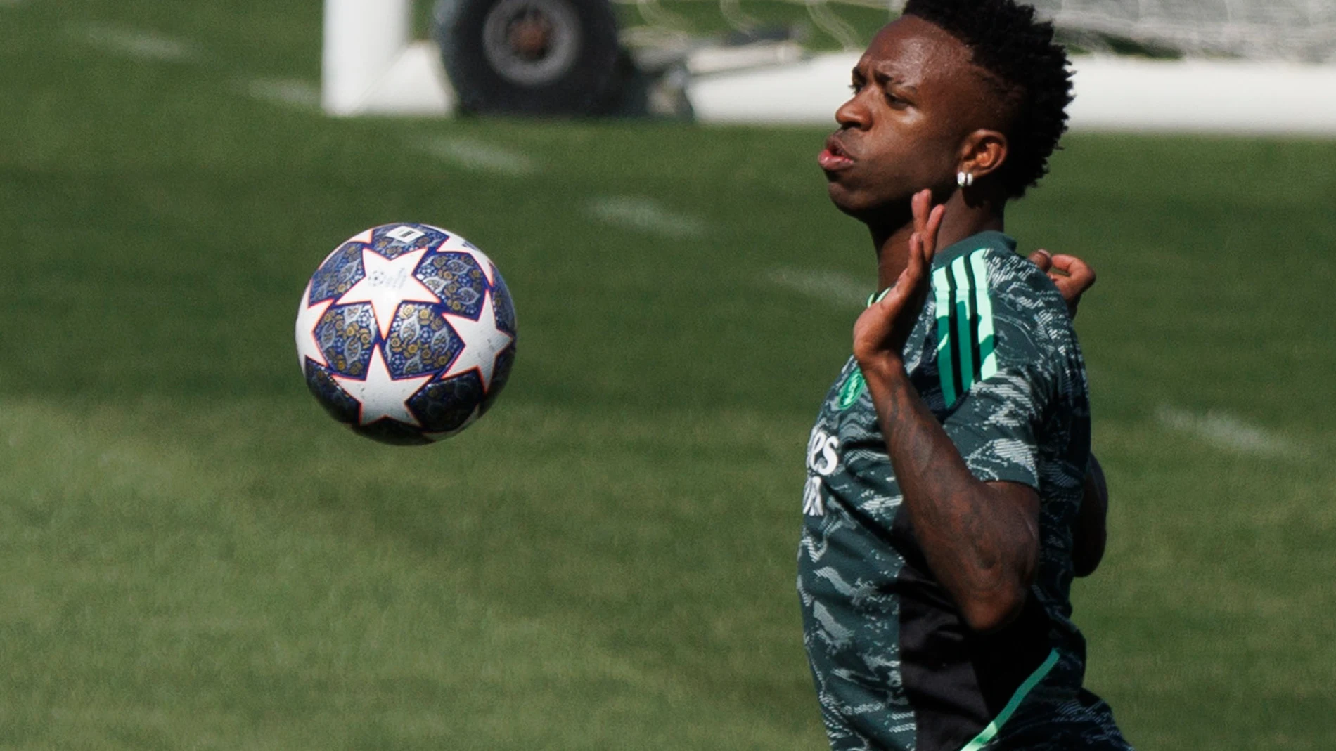 -FOTODELDIA- MADRID, 11/04/2023.-El delantero brasileño del Real Madrid Vinicius jr, durante el entrenamiento previo al partido de cuartos de final de Champions League contra el Chelsea, este martes en la Ciudad Deportiva de Valdebebas en Madrid.- EFE / Sergio Pérez