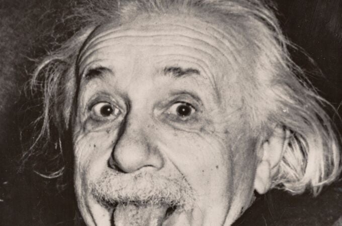 GRAF1175. VIENA, 05/05/2020.- La copia más antigua que se conoce de la icónica fotografía de Albert Einstein (1879-1955) sacando la lengua será subastada el 8 de mayo por la galería vienesa Westlicht. La instantánea de 1951 es obra del fotógrafo reportero estadounidense Arthur Sasse (1908-1975). Tamaño de la copia en subasta: 15,8 por 14,5 centímetros.