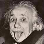 GRAF1175. VIENA, 05/05/2020.- La copia más antigua que se conoce de la icónica fotografía de Albert Einstein (1879-1955) sacando la lengua será subastada el 8 de mayo por la galería vienesa Westlicht. La instantánea de 1951 es obra del fotógrafo reportero estadounidense Arthur Sasse (1908-1975). Tamaño de la copia en subasta: 15,8 por 14,5 centímetros.