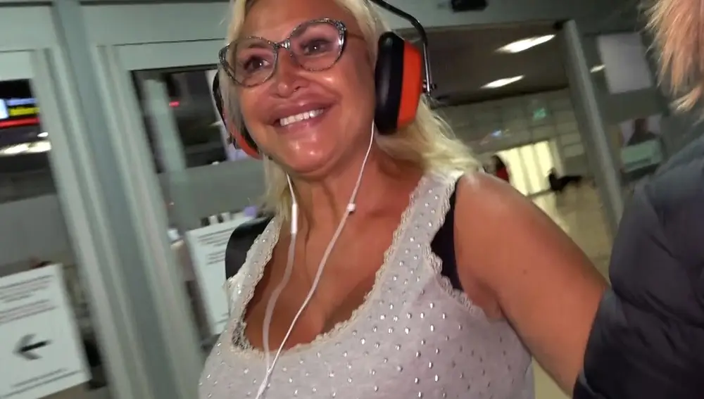 Raquel Mosquera, con una inmensa sonrisa a su llegada a España tras su expulsión de 'Supervivientes'