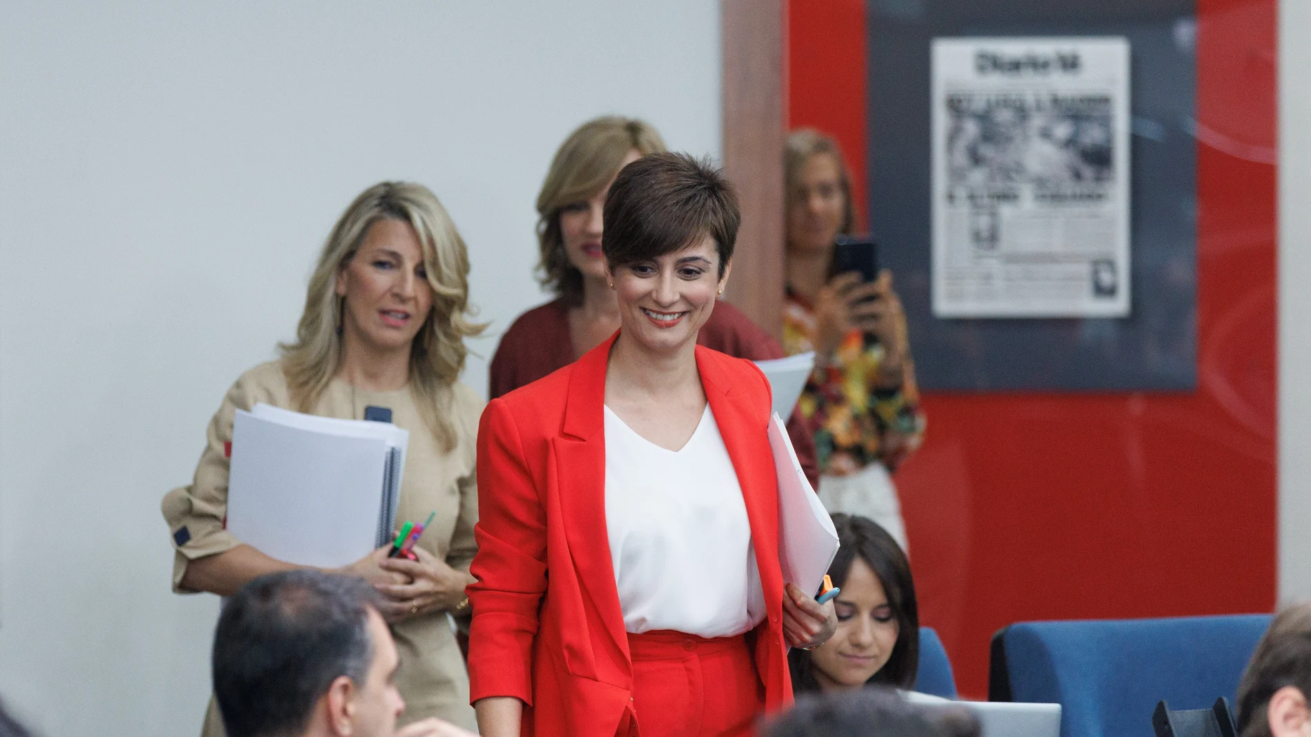(I-D) La ministra de Política Territorial y portavoz del Gobierno, Isabel Rodríguez; la vicepresidenta segunda y ministra de Empleo, Yolanda Díaz, y la ministra de Educación y Formación Profesional, Pilar Alegría, a su llegada a una rueda de prensa tras el Consejo de Ministros, en el Palacio de La Moncloa, a 11 de abril de 2023, en Madrid (España). El Consejo de Ministros ha aprobado hoy distribuir la cifra récord de 2.803,8 millones de euros entre las comunidades autónomas para la gestión de las políticas activas de empleo.