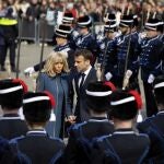 El presidente francés Emmanuel Macron y su esposa Brigitte Macron colocaron una ofrenda floral en el monumento nacional en la Plaza Dam en presencia del primer Ministro Rutte y el alcalde Halsema como parte de una visita de estado a los países Bajos